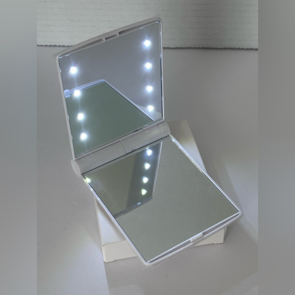 Monat Eye Wish LED Travel Mirror